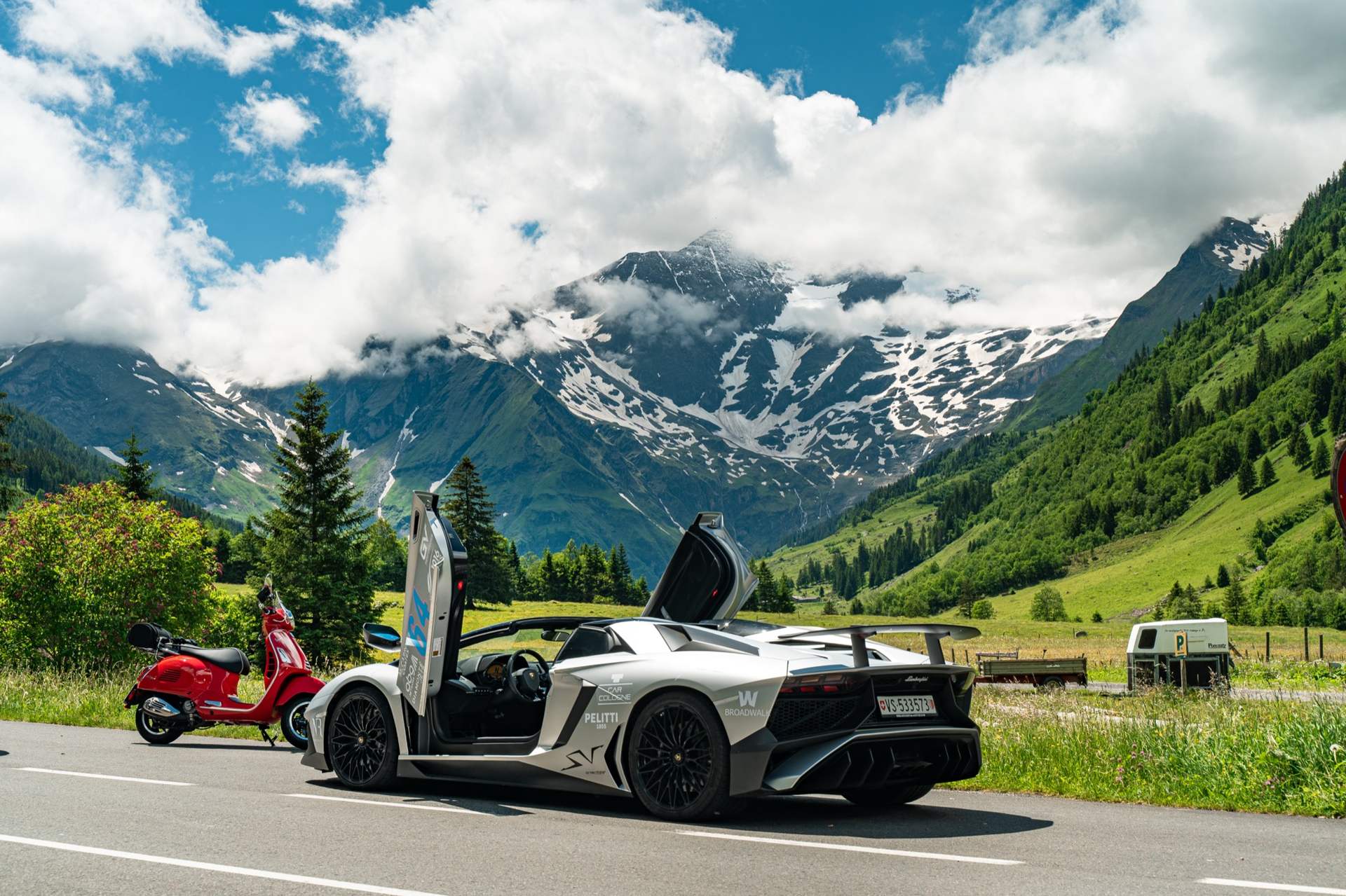 Lamborghini blanco en una carretera de montaña