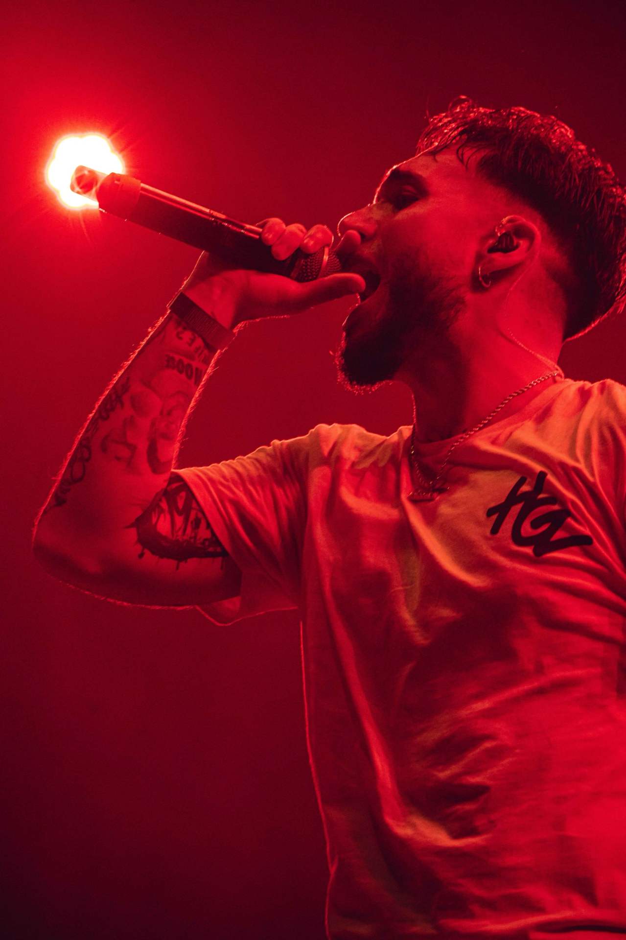 Cantante en un escenario con luz roja