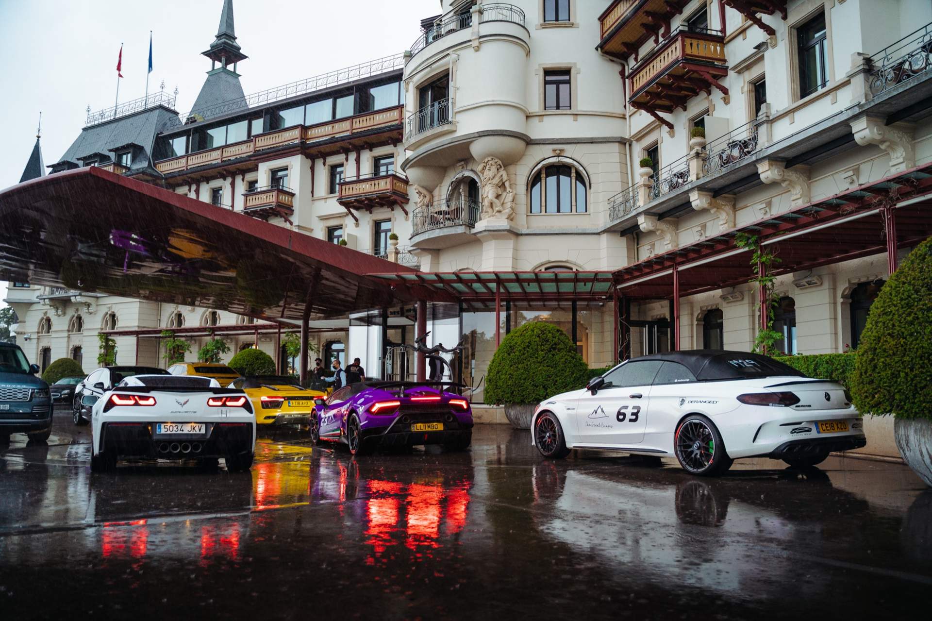 Coches de lujo a la entrada de un hotel
